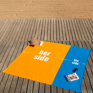 Ręcznik plażowy dla Młodej Pary na deskach, jak wygląda w całości rozłożony