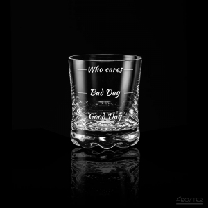 Dodatkowe zdjęcie nr 1 - pusta szklanka do whisky na czarnym tle.