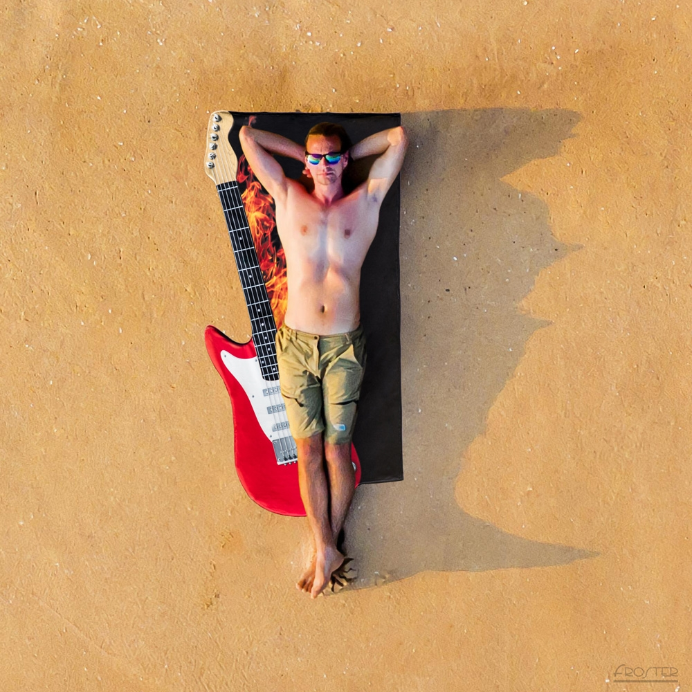 Mężczyzna na plaży, leży na ręczniku w kształcie gitary
