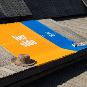 Ręcznik plażowy dla Młodej Pary na deskach w słoneczny dzień