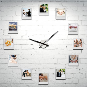 jak wygląda zegar zamontowany na ścianie - jak wyglądają przykładowe zdjęcia ze ślubu umieszczone w 12 ramkach