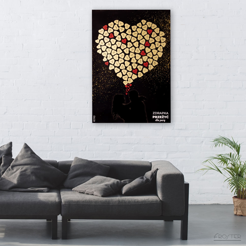 Zdrapka Przeżyć dla Pary - plakat powieszony na ścianie w pokoju z kanapą i rośliną