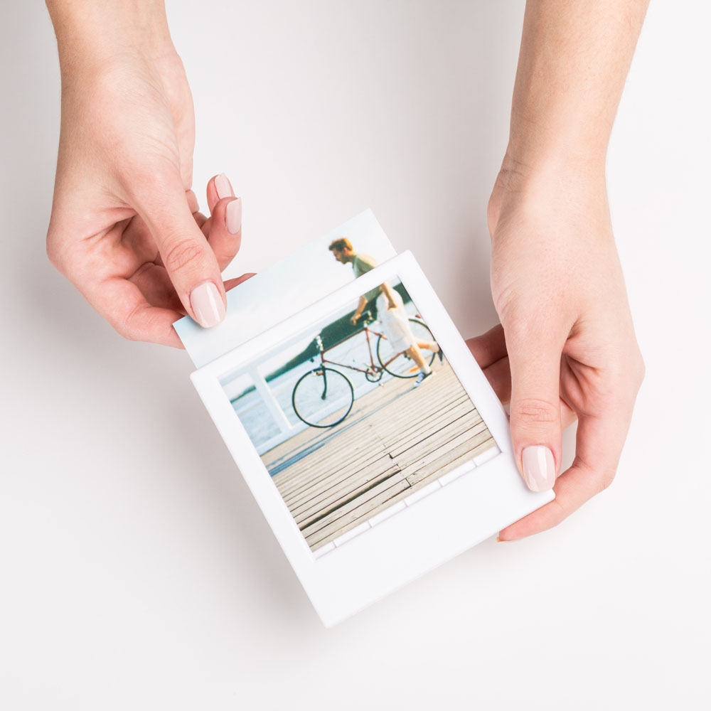 Biała ramka do zdjęć, która jest elementem zegara na ślub - jak wkładać zdjęcia