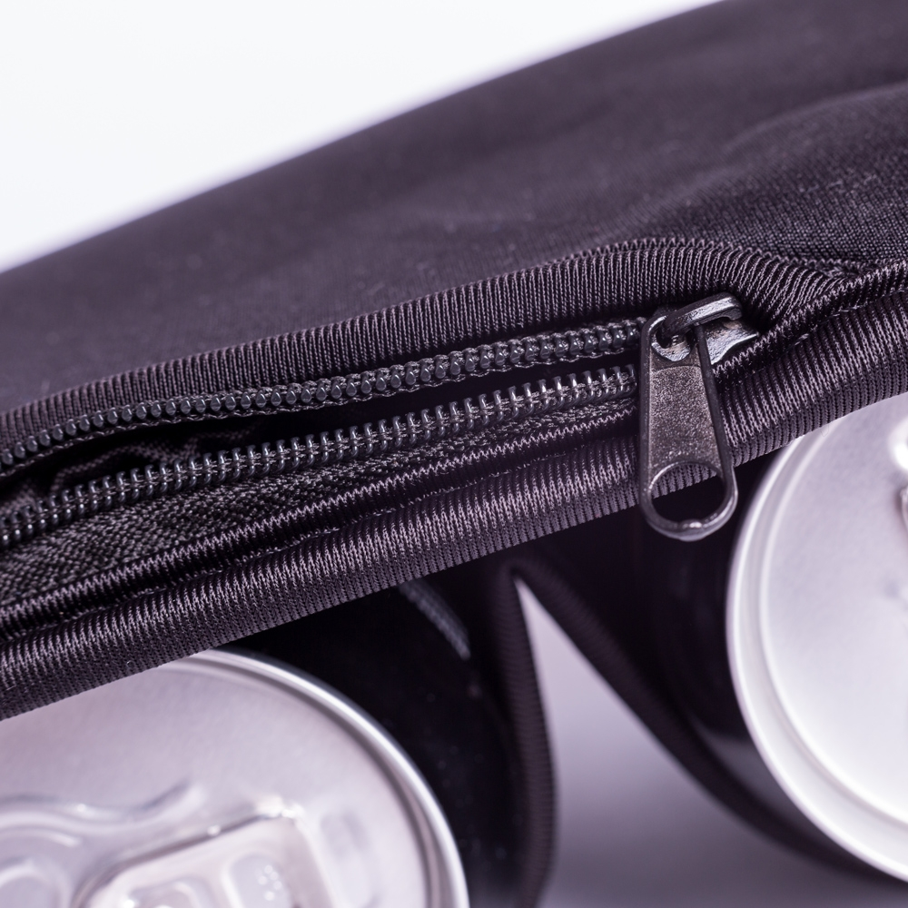 Imprezowy Termopas - zbliżenie na kieszeń zapinaną na zamek błyskawiczny