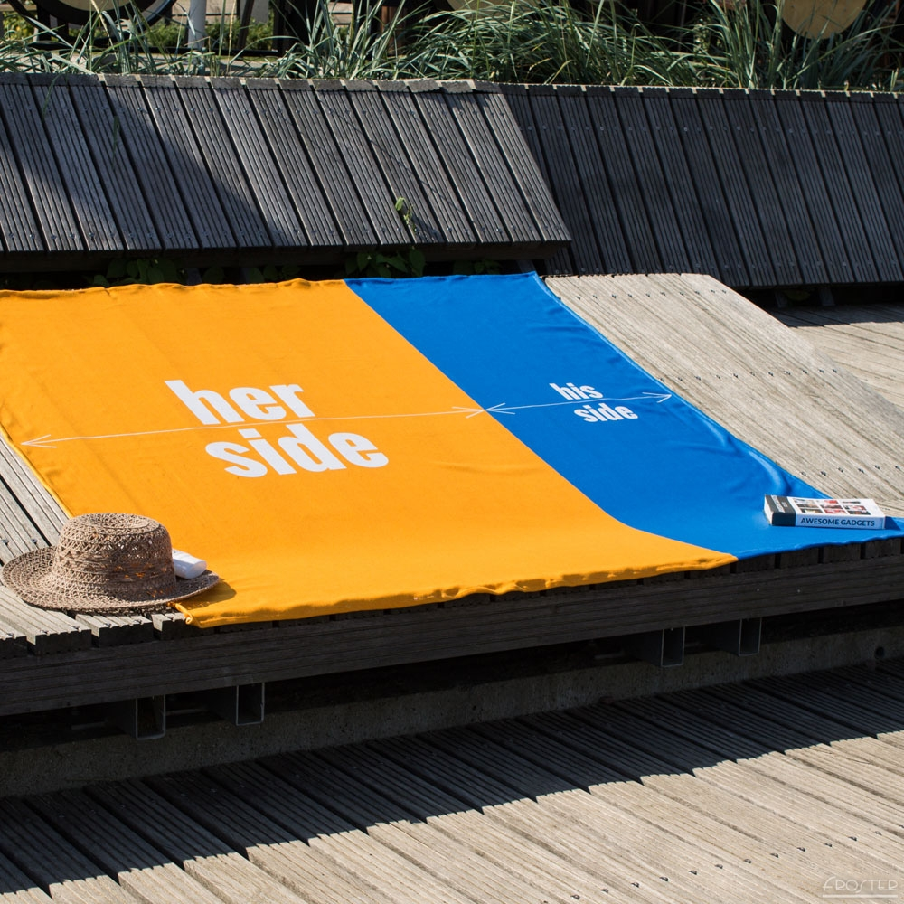 Ręcznik na podróż poślubną z napisami her side i his side, rozłożony na deskach na plaży