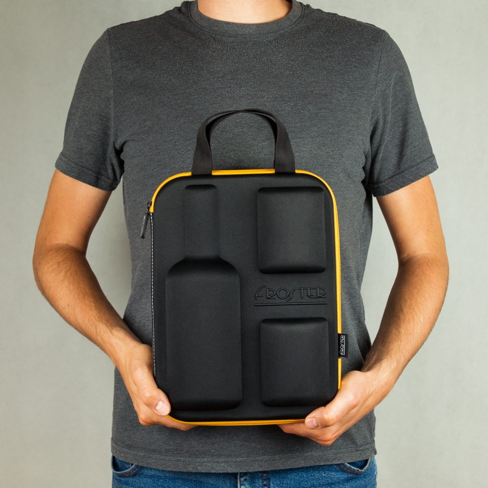 Mężczyzna trzymający przed sobą Etui na whisky ze szklankami Who cares.