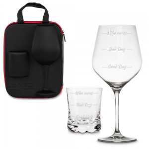 Gigantyczny kieliszek oraz szklanka do whisky who cares stojące obok siebie. Na drugim planie etui do tego zestawu.