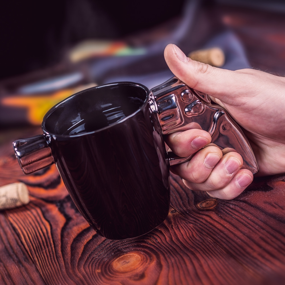 Kubek Szeryfa w męskiej dłoni - prezent dla niego