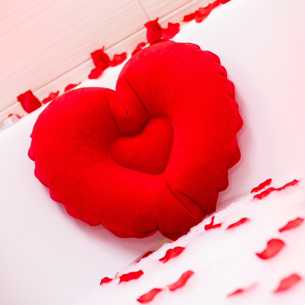 Zestaw Relaksacyjny SPA - poduszka w kształcie serca oraz rozsypane płatki róż w czasie kąpieli