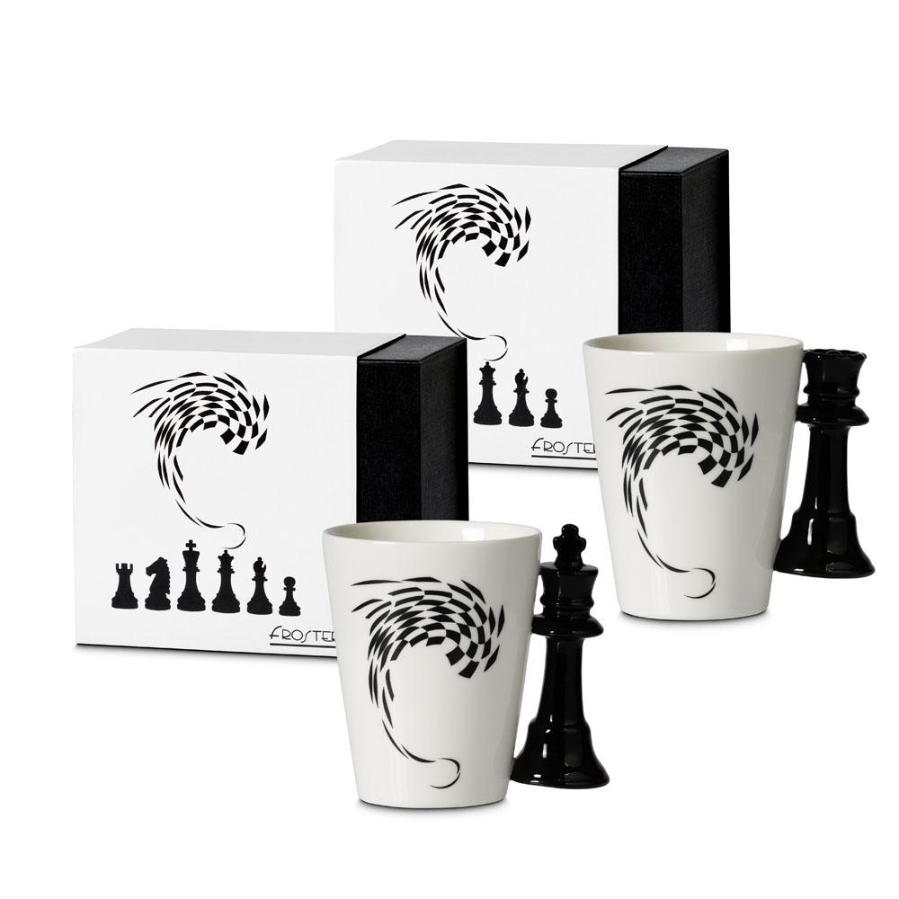 Kubki Szachy dla dwojga - dwa kubki z uchwytami w kształcie figur szachowych oraz pudełka z magnetycznym zapięciem, w które są zapakowane