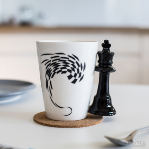 Kubek Szachy król stojący na stole