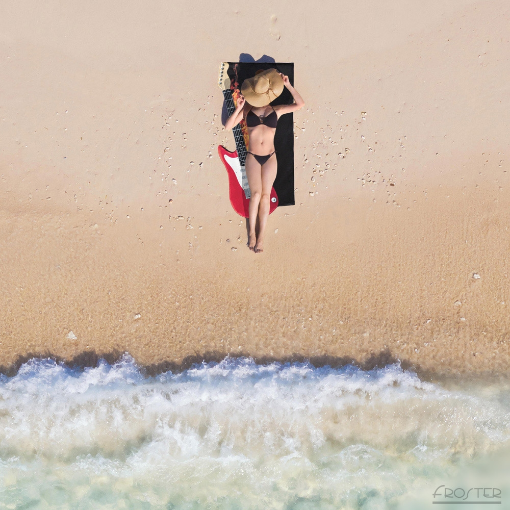 Kobieta na plaży leży na ręczniku w kształcie gitary