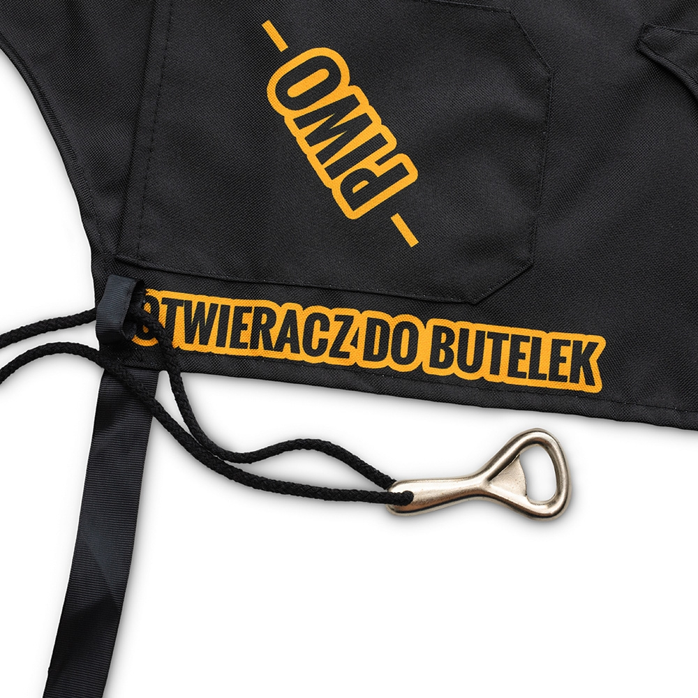 Fartuszek dla gotującego faceta - zbliżenie na kieszeń na piwo i otwieracz do butelek