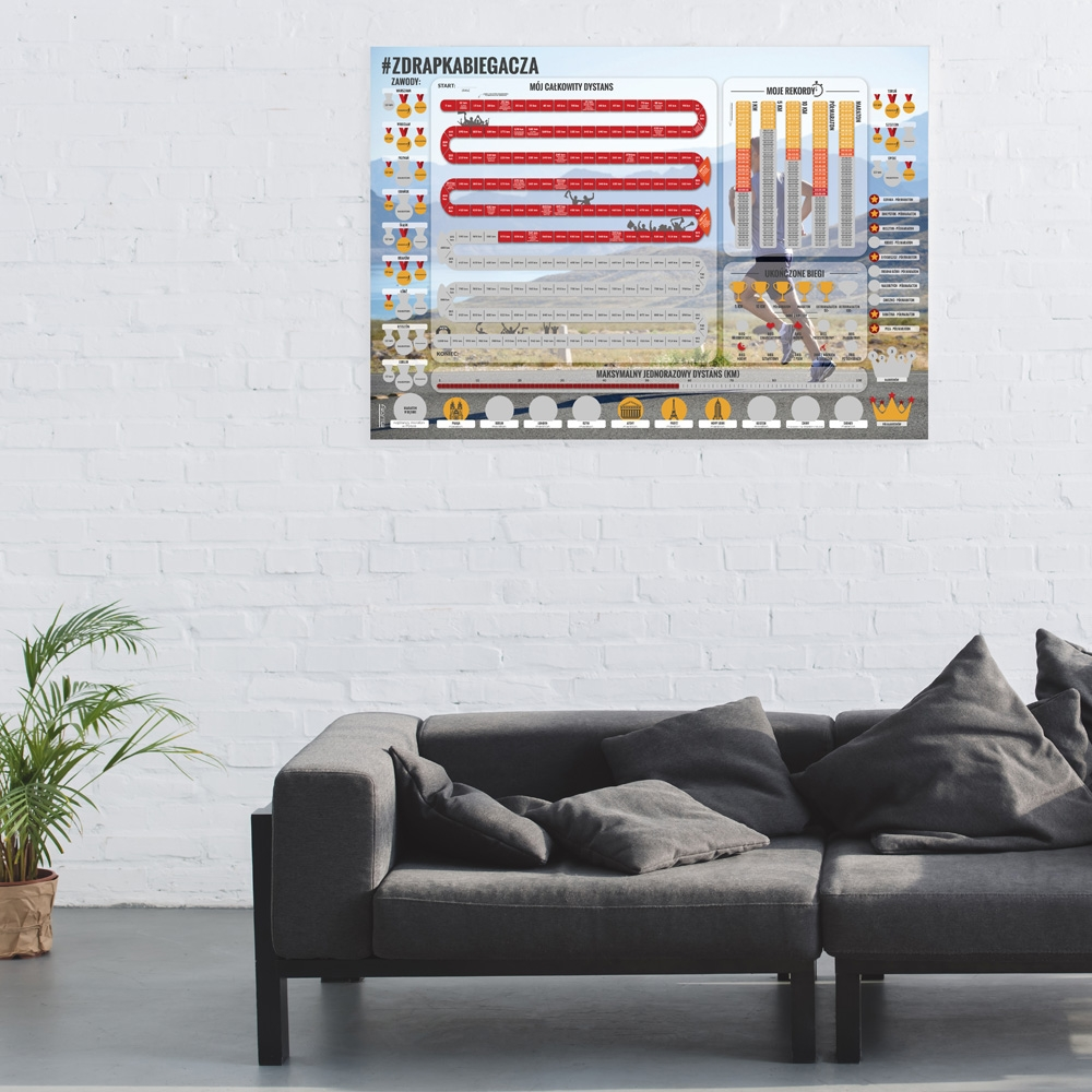 Zdrapka Biegacza - plakat powieszony na ścianie w pomieszczeniu z kanapą
