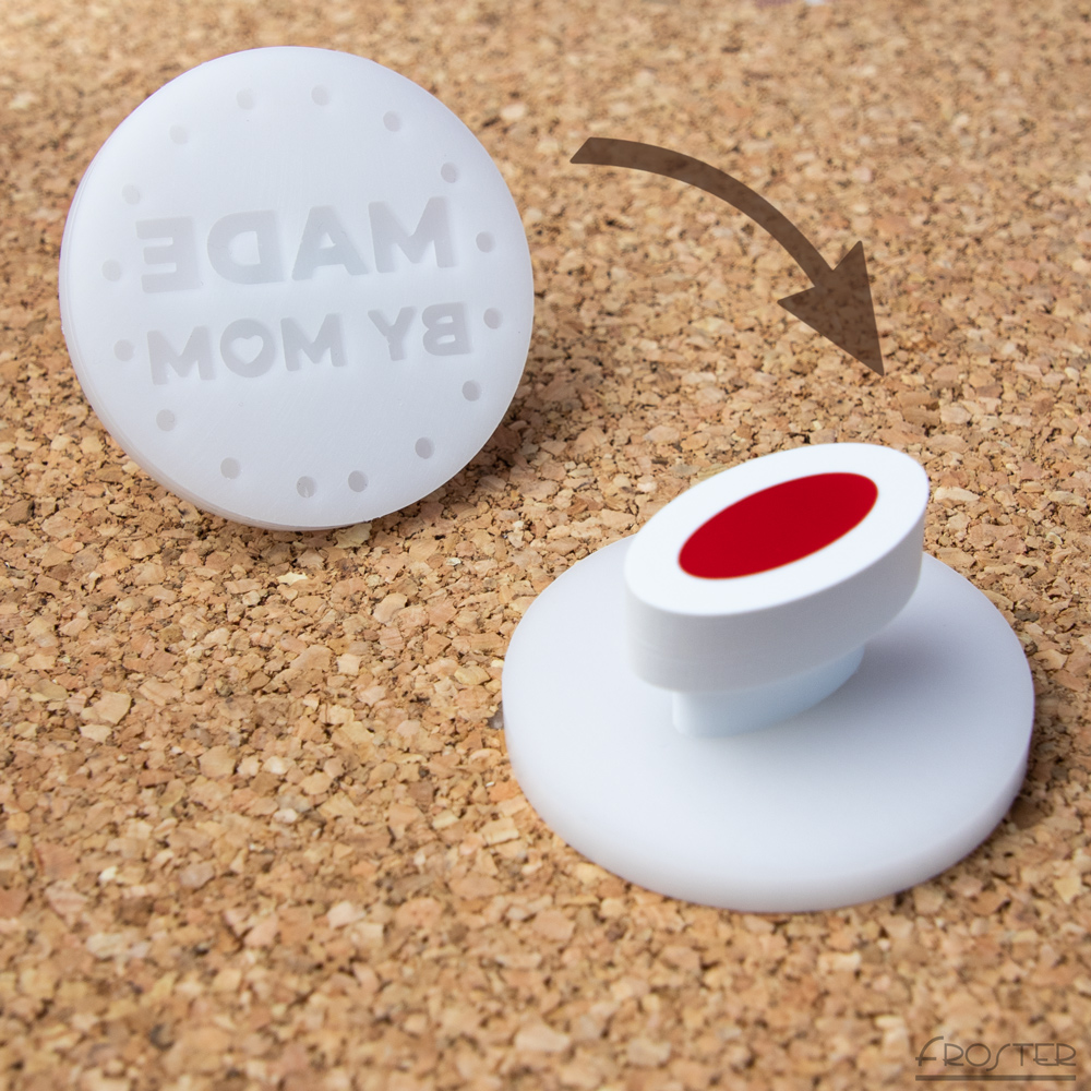 Infografika pokazująca spód oraz górę stempelka do zdobienia ciastek, widoczny napis Made by Mom.