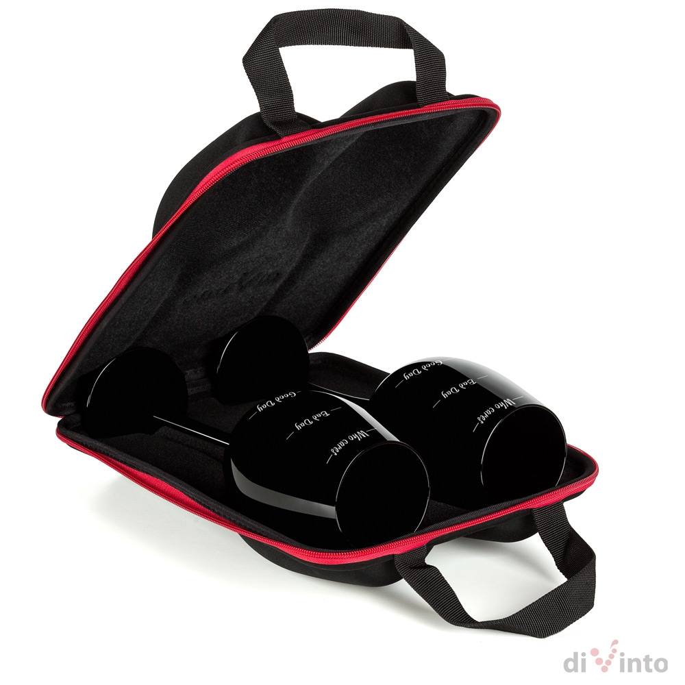 Dwa gigantyczne kieliszki z nadrukiem Who cares umieszczone w czarnym etui.