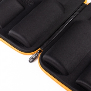 Etui na whisky ze szklankami Who cares jest zapinane na zamek.