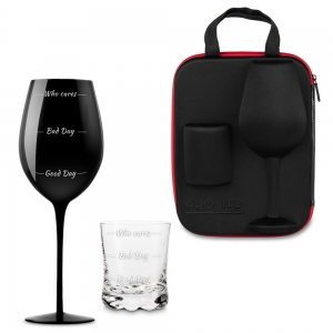 Czarny gigantyczny kieliszek oraz szklanka do whisky who cares stojące obok siebie. Na drugim planie etui do tego zestawu.