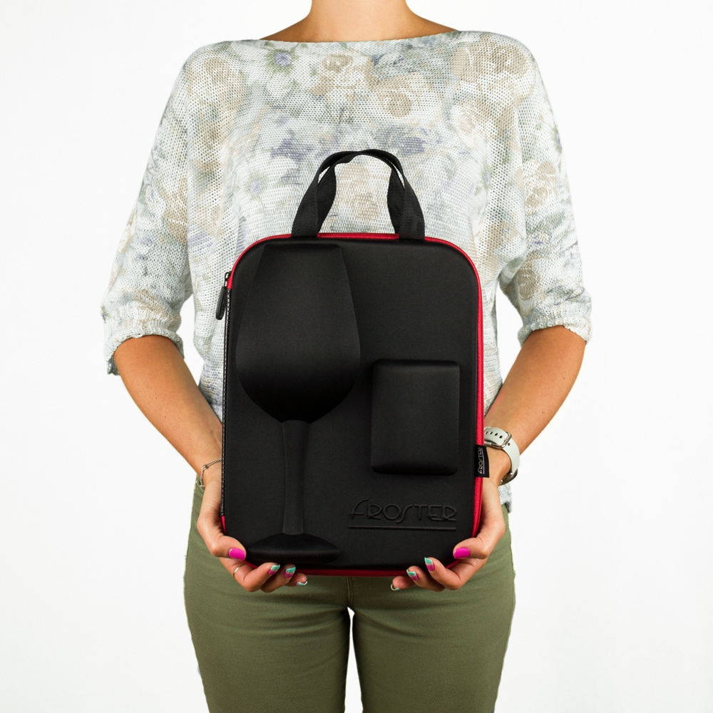 Kobieta trzymająca w rękach etui z Zestawem dla Pary.